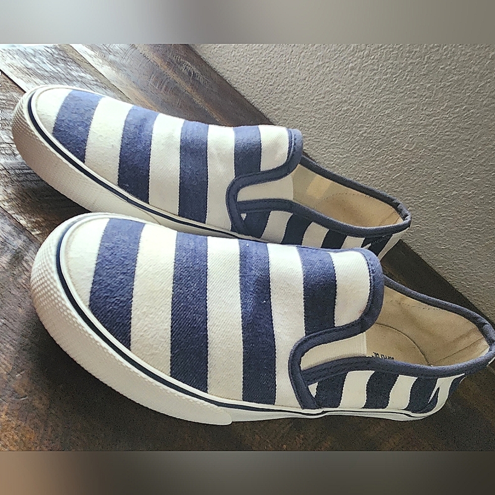 Mossimo Womens Navy and White Striped Slip On Loretta Sneaker Size 7